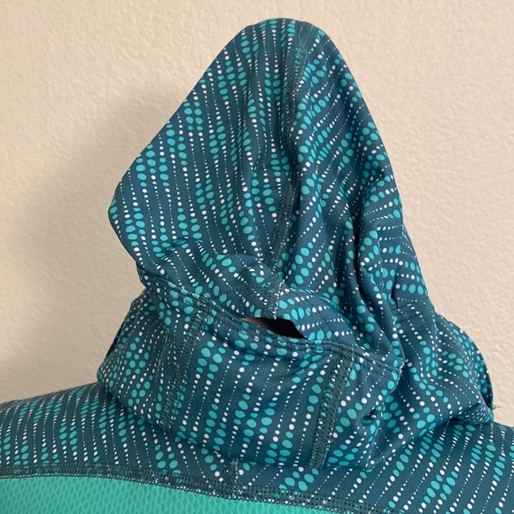 Sz M Patagonia Hoodie - Stretchy with Unique Features- Excelllent Condition ❤️😊 - Picture 7 of 13